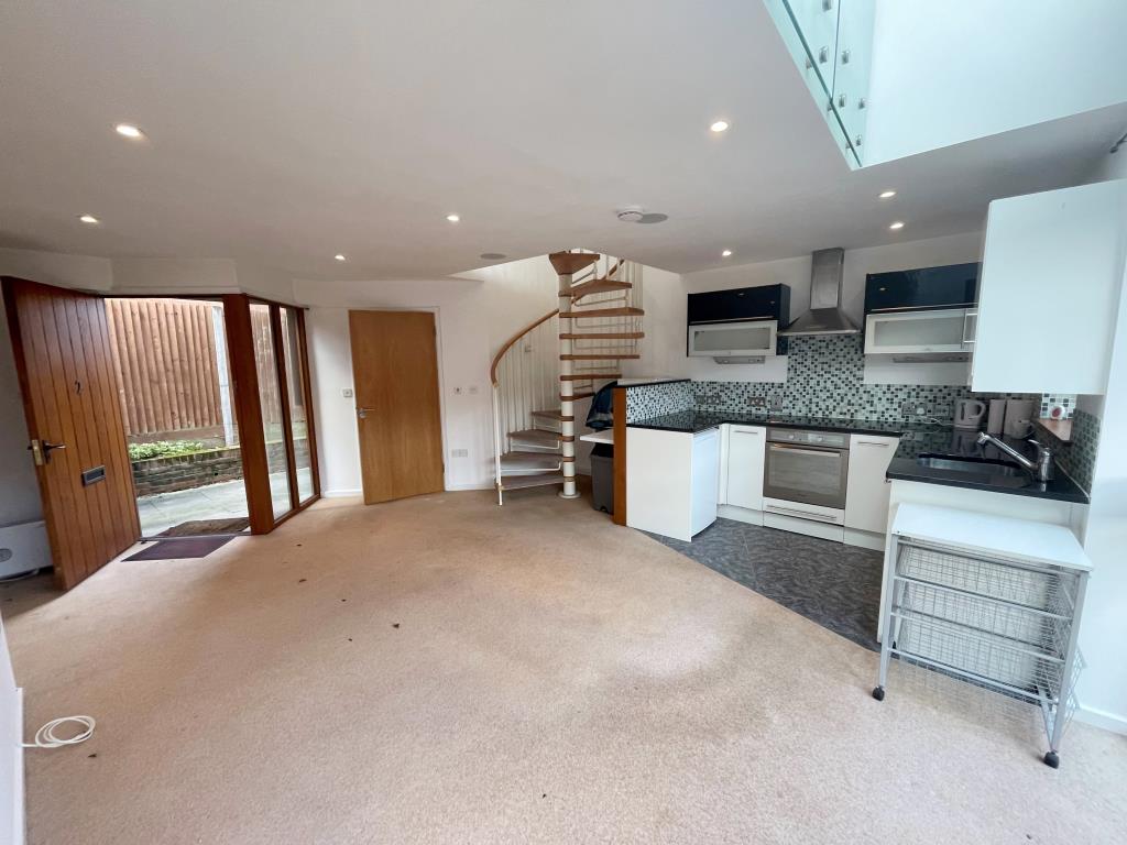 Lot: 70 - WELL PRESENTED ONE-BEDROOM MID-TERRACE HOUSE -